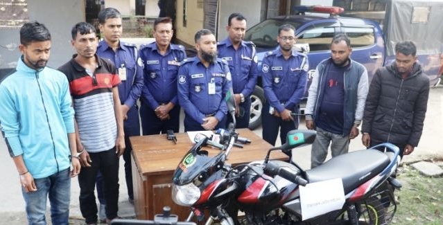 পিরোজপুরে চো*রাই মোটরসাইকেলসহ আন্তঃবিভাগ চো*রচক্রের ৪ সদস্য গ্রেফতার পিরোজপুরে চো*রাই মোটরসাইকেলসহ আন্তঃবিভাগ চো*রচক্রের ৪ সদস্য গ্রেফতার