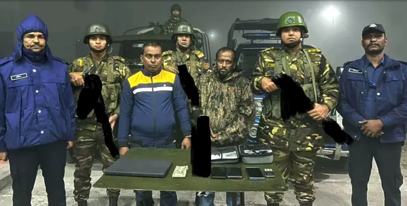 আগৈলঝাড়ায় সেনাবাহিনীর অভিযানে ড্রোন ও মাদকসহ দুই ব্যবসায়ী আটক আগৈলঝাড়ায় সেনাবাহিনীর অভিযানে ড্রোন ও মাদকসহ দুই ব্যবসায়ী আটক