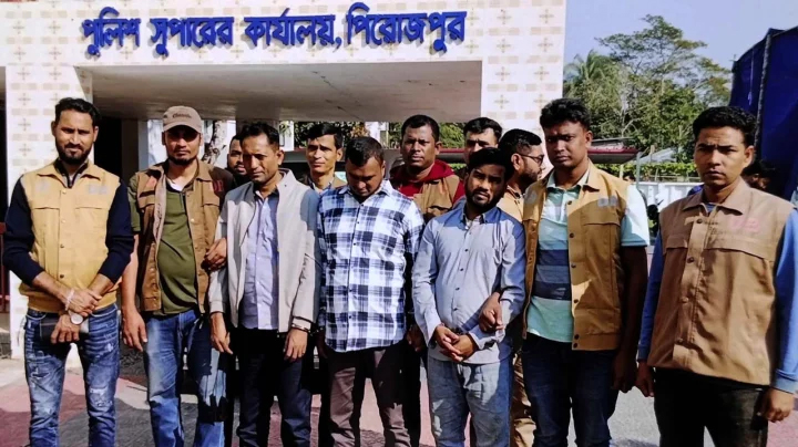 ভান্ডারিয়ায় ডাকাতির প্রস্তুতিকালে র‍্যাবের ৩ ভুয়া সদস্য গ্রেপ্তার