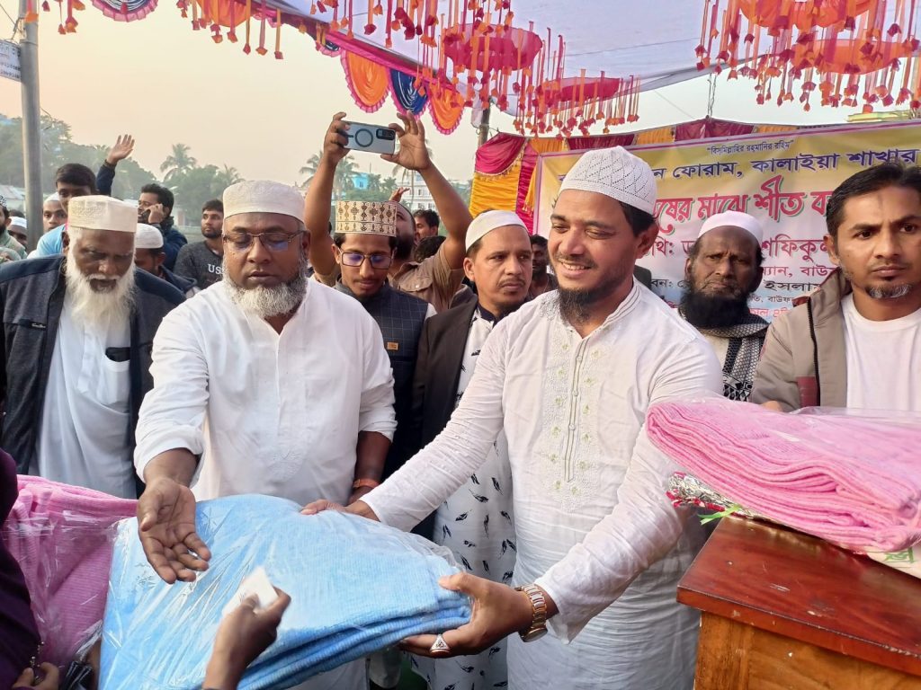 বাউফলে শীতার্তদের মধ্যে কম্বল বিতরন