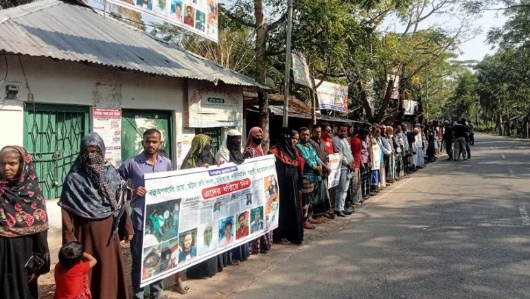 রাজাপুর ইউপি সদস্যসহ ২০ আসামি গ্রেপ্তারের দাবিতে মানববন্ধন