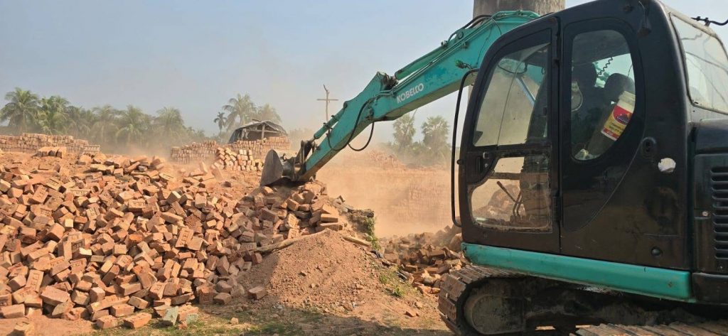 রাজাপুরে অনুমোদন বিহীন ইটভাটা বন্ধ করে জরিমানা আদায়