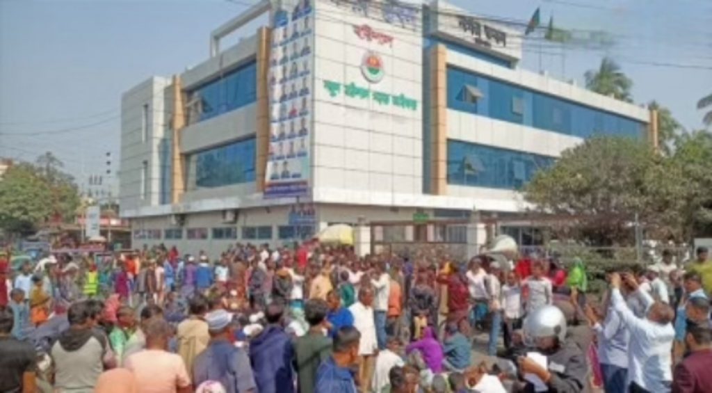 বিসিসির নগর ভবন ঘেরাও করে ছাঁটাই করা শ্রমিকদের বিক্ষোভ বিসিসির নগর ভবন ঘেরাও করে ছাঁটাই করা শ্রমিকদের বিক্ষোভ