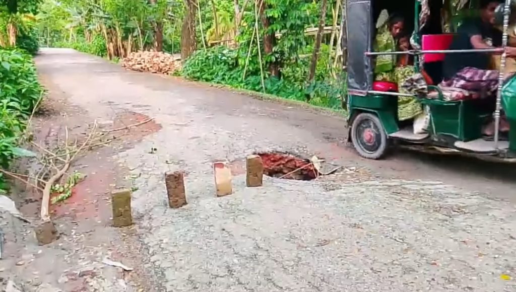 রাজাপুরে লেবুবুনিয়া-সাতুরিয়া সড়কে বড় গর্ত, ঝুঁকি ও দুর্ভোগে পথচারী ও যানবাহন