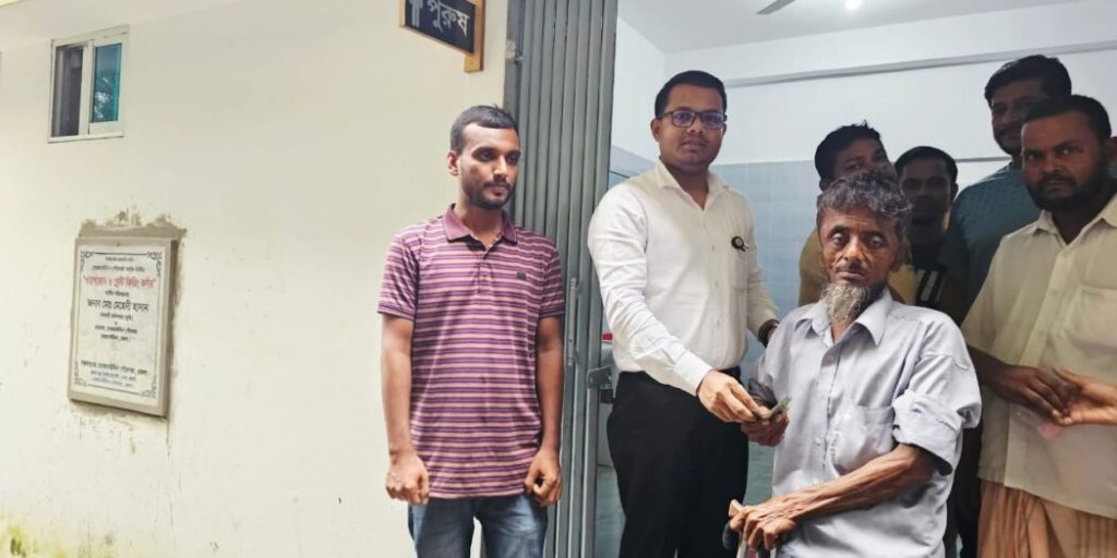 ভিক্ষাবৃত্তি ছেড়ে স্বাবলম্বী হওয়ার পথে আজিজুল