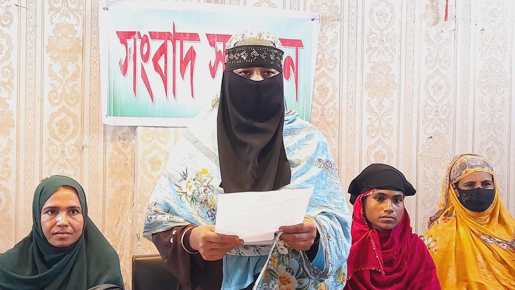 রাজাপুরে গ্রাহকদের টাকা ফেরতের দাবিতে সংবাদ সম্মেলন