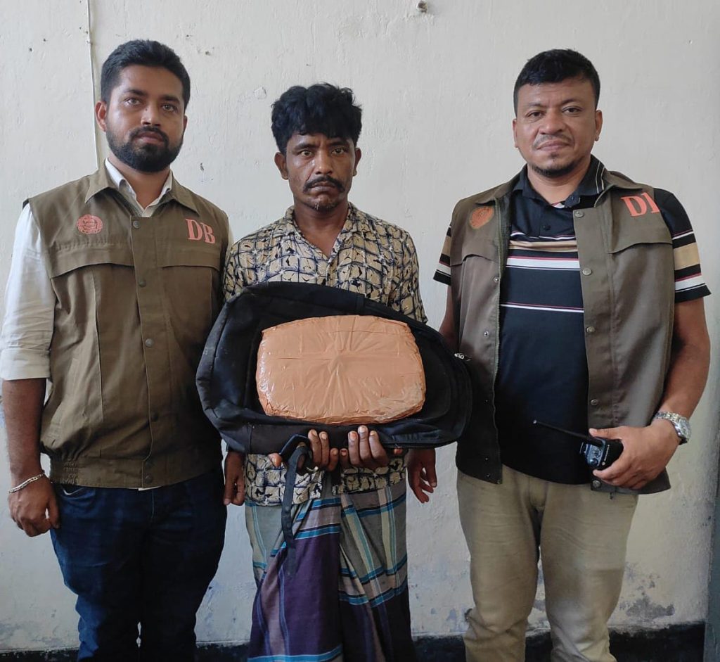 রাজাপুরে ১ কেজি গাঁজাসহ মাদক কারবারি আটক