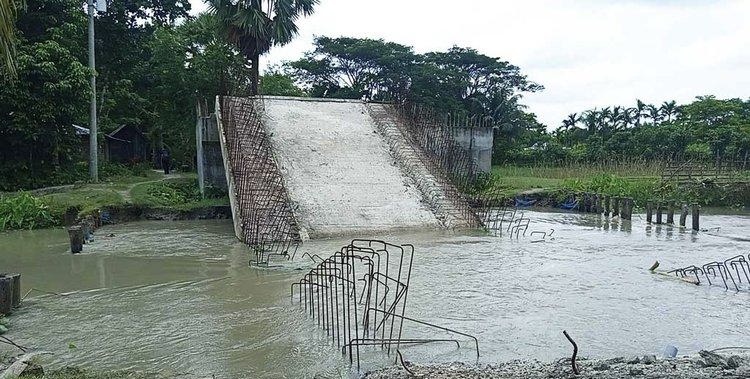 নেছারাবাদে গার্ডার ছাড়াই সেতু ঢালাই, ভেঙে ফেলার আগেই ধসে পড়ল খালে