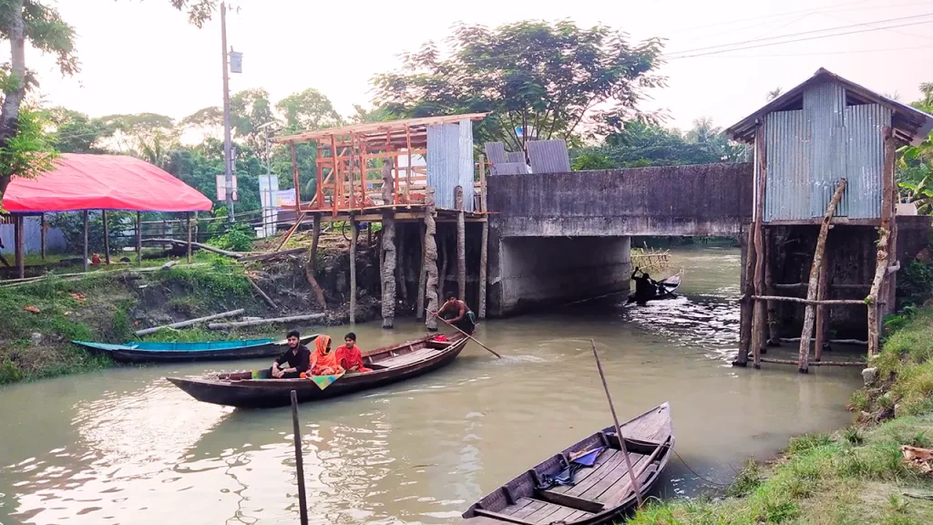 নেছারাবাদে খাল দখল করে দোকান নির্মাণের অভিযোগ