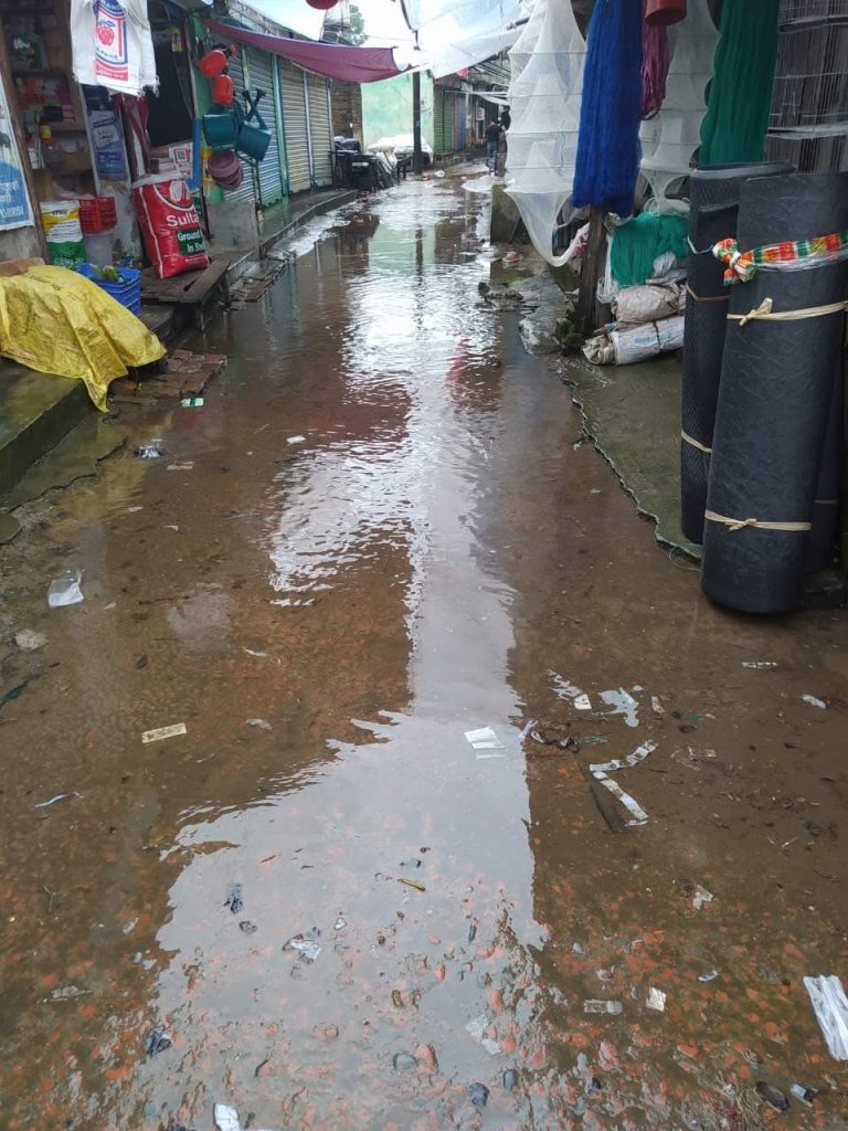 রাজাপুরের পুটিয়াখালি বাজারে সামান্য বৃষ্টিতেই জলাবদ্ধতা, ভোগান্তিতে পথচারী ও ব্যবসায়ীরা