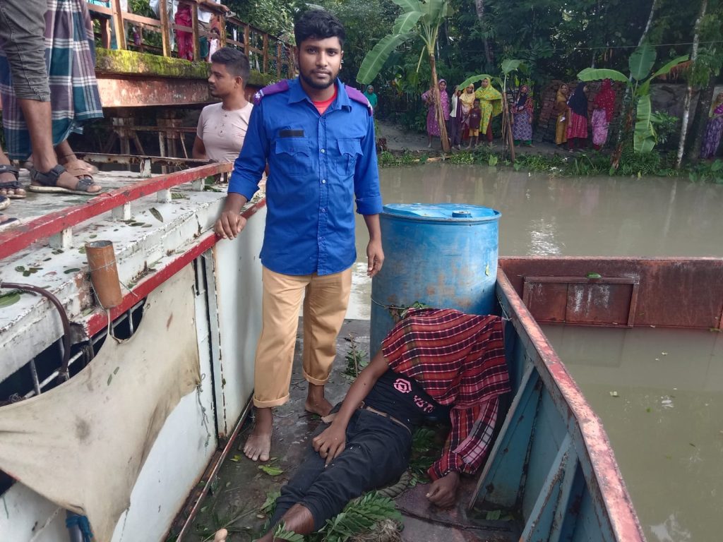 বাউফলে ব্রিজের সঙ্গে বাল্কহেডের ধাক্কা  শরীর থেকে মাথা বিচ্ছিন্ন শ্রমিকের