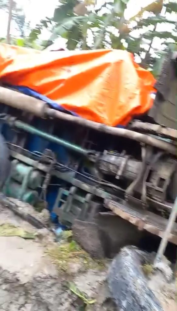রাজাপুরে নিয়ন্ত্রণ হারিয়ে সার বোঝাই ট্রাক উল্টে খাদে