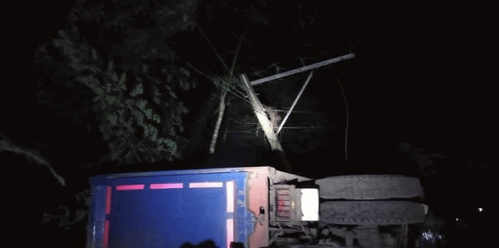 রাজাপুরে ট্রাকের ধাক্কায় ভেঙে পড়ল বিদ্যুতের খুঁটি, অন্ধকারে শতাধিক পরিবার