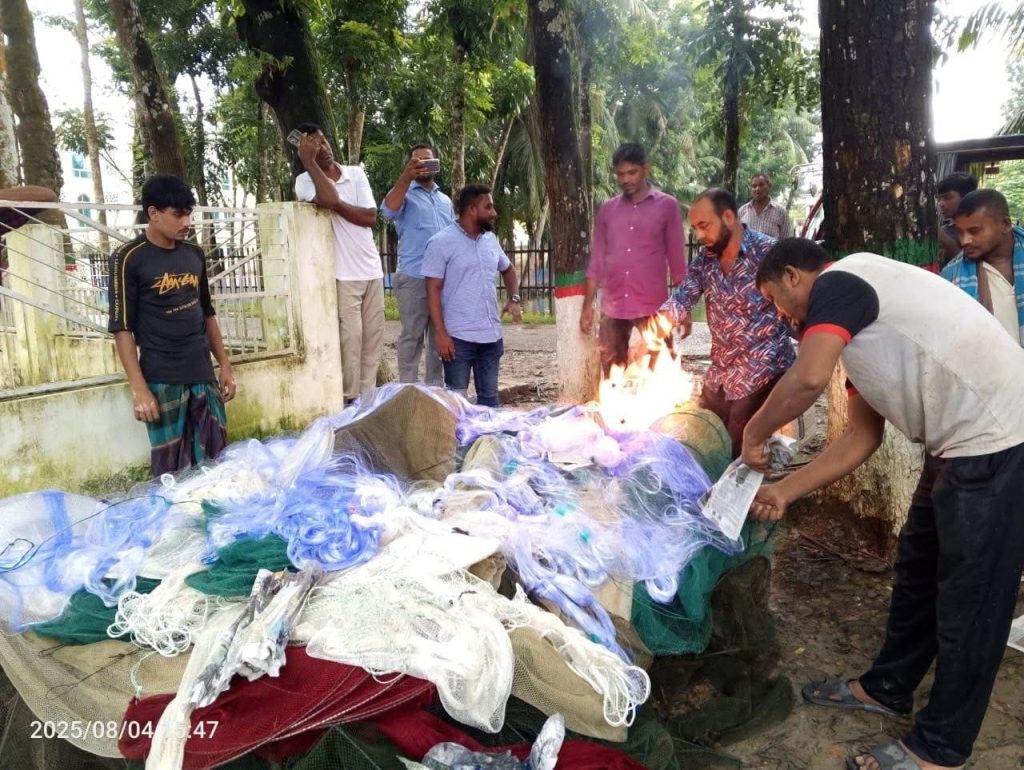 রাজাপুরে বিপুল পরিমাণ অবৈধ জাল জব্দ ও ধ্বংস