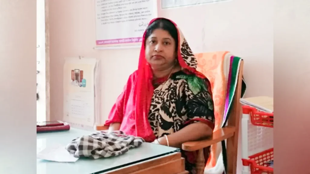 বঙ্গবন্ধুর ছবি টানানো সেই শিক্ষিকা দুর্ব্যবহারের জন্য বরখাস্ত !