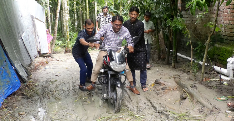 সড়কে গর্ত-কাদাপানি, দুর্ভোগে তিন গ্রামের মানুষ