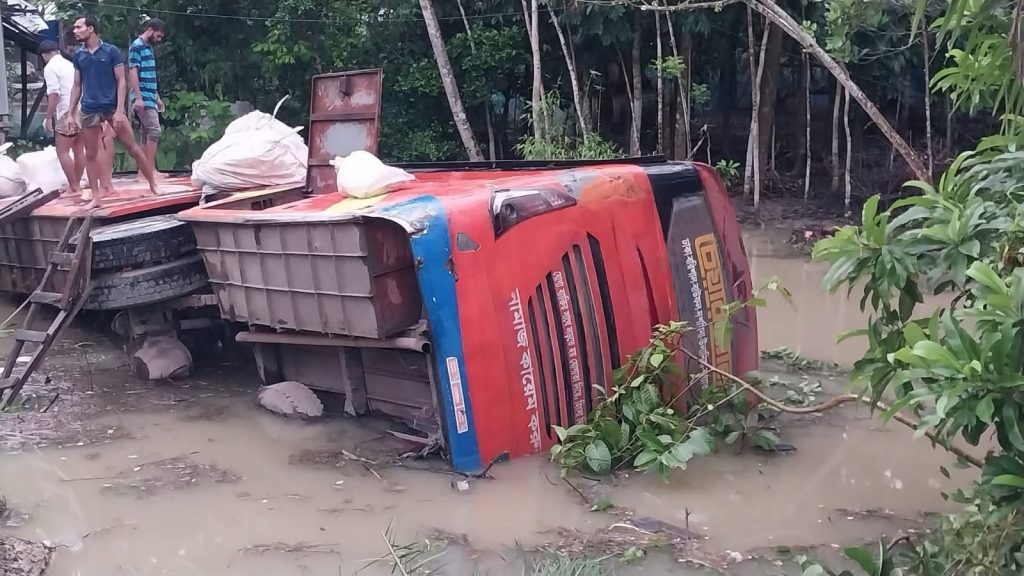 বাউফলে যাত্রীবাহী বাস নিয়ন্ত্রন হারিয়ে পুকুরে, আহত-১০