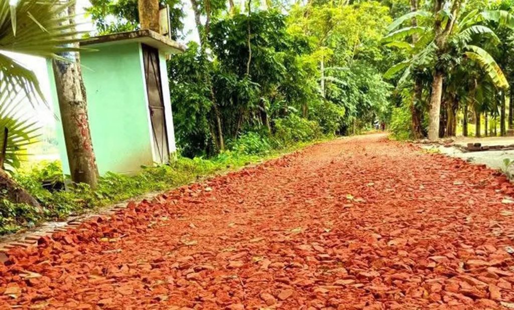 মুলাদীতে নিম্নমানের ইট দিয়ে সড়ক সংস্কার, বাধার মুখে কাজ বন্ধ করল এলজিইডি