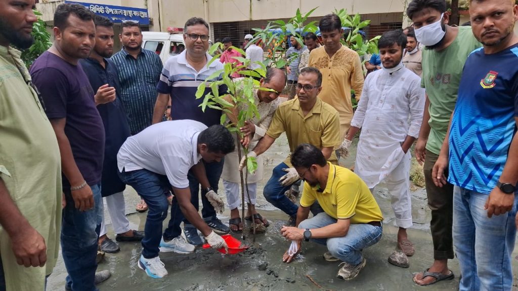 বাউফলে স্বেচ্ছাসেবক দলের প্রতিষ্ঠা বার্ষিকী উপলক্ষে পরিস্কার পরিচ্ছন্নতা ও বৃক্ষরোপণ কর্মসূচি