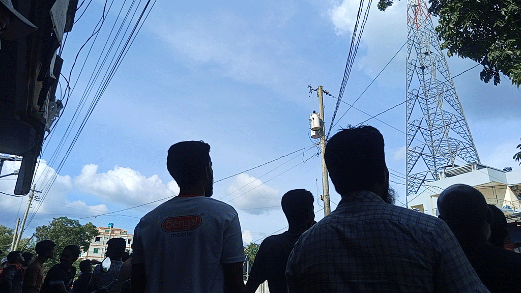 নেছারাবাদে এক ‘পাগলের’ কাণ্ডে গোটা উপজেলার বিদ্যুৎ বন্ধ
