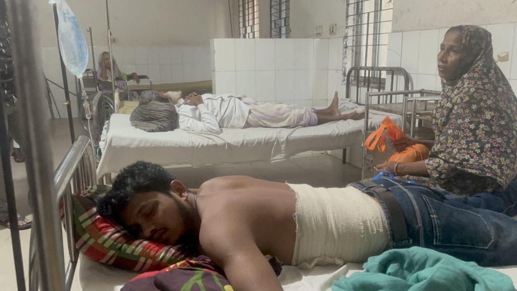 বাউফলে মাদক সেবনে বাঁধা, একই পরিবারের চারজনকে কুপিয়ে জখম