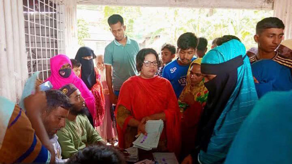 মুলাদীতে ইউপি সদস্য ও জামায়াত নেতার বিরুদ্ধে ‘কার্ডের খরচ’ নেওয়ার অভিযোগ