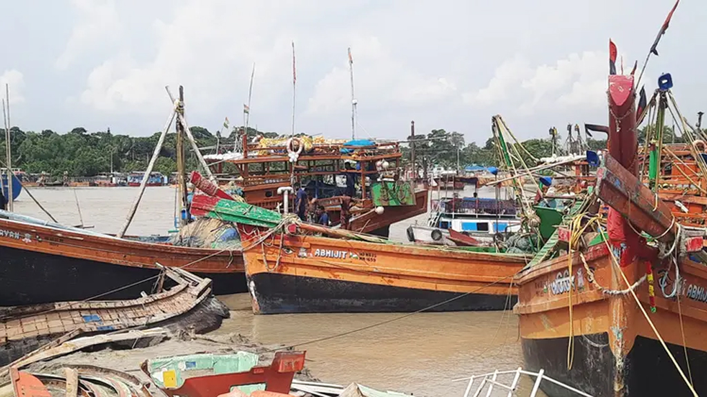 বঙ্গোপসাগরে ঝড়ে ট্রলারডুবি, প্রাণে বাঁচলেন ১৮ মাঝিমাল্লা বঙ্গোপসাগরে ঝড়ে ট্রলারডুবি, প্রাণে বাঁচলেন ১৮ মাঝিমাল্লা