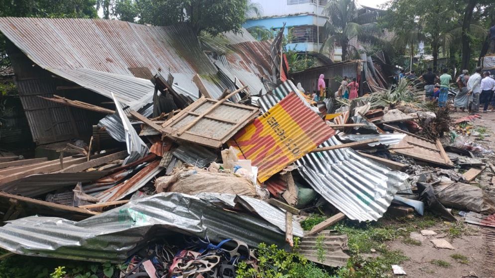 ভান্ডারিয়ায় সওজের জায়গায় অবৈধ স্থাপনা উচ্ছেদ