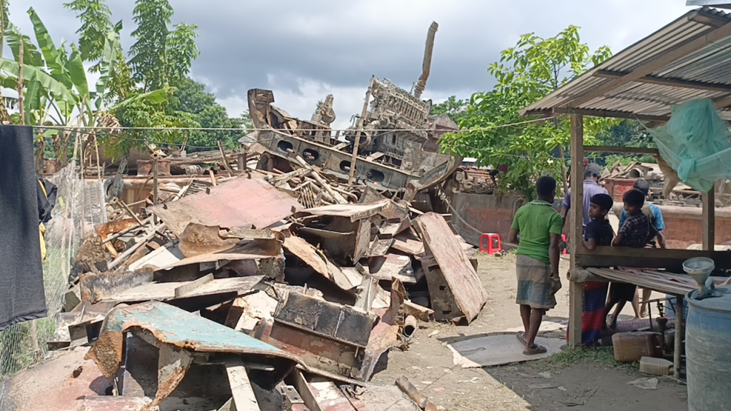 মেহেন্দিগঞ্জে  ৭০ হাত নিচ থেকে জাহাজ উদ্ধার