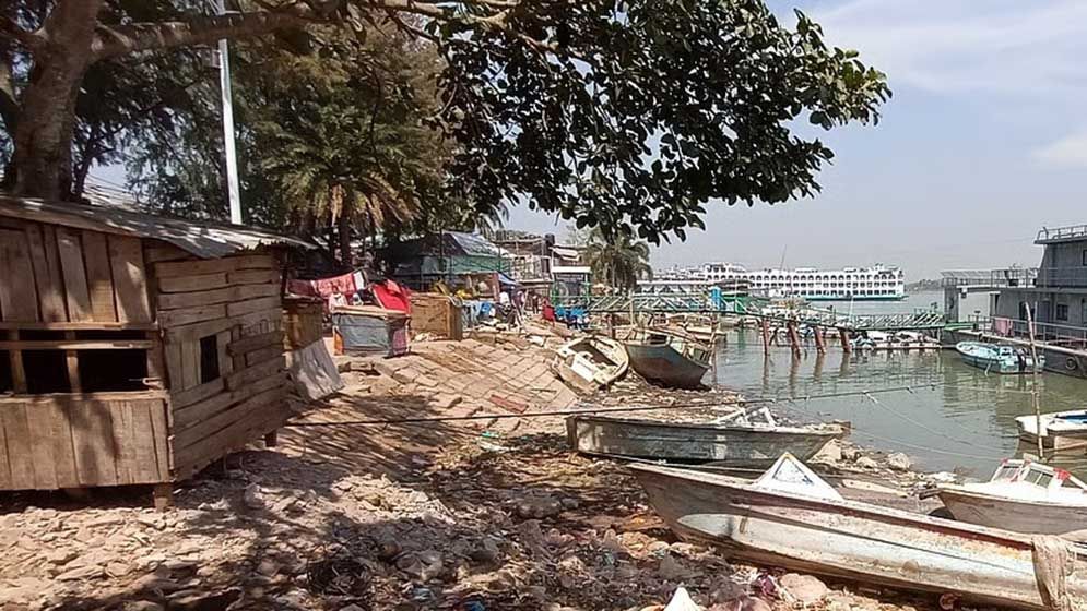 দখলদাররা গিলে খাচ্ছে কীর্তনখোলা নদী