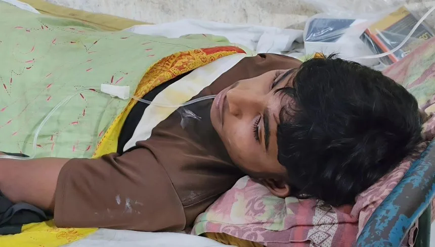 বাউফলে সুপারি চুরির অপবাদে কিশোরকে শিকলে বেঁধে নির্যাতন, লজ্জায় বিষপান