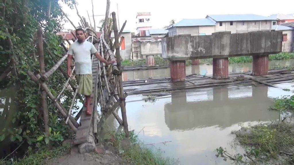 নাজিরপুরে ৩ বছরেও শেষ হয়নি সেতুর কাজ, ভোগান্তিতে ১৫টি গ্রামের মানুষ নাজিরপুরে ৩ বছরেও শেষ হয়নি সেতুর কাজ, ভোগান্তিতে ১৫টি গ্রামের মানুষ