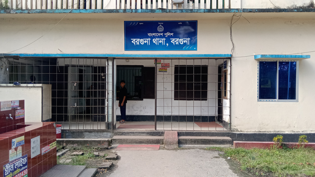 পল্লী বিদ্যুতকর্মীকে বেঁধে রাখেন নারী গ্রাহক, অতঃপর….