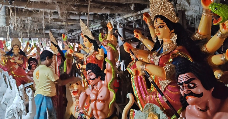 পিরোজপুরে রংতুলির শেষ আঁচড় পড়ছে প্রতিমায়, দাম নিয়ে শঙ্কা পিরোজপুরে রংতুলির শেষ আঁচড় পড়ছে প্রতিমায়, দাম নিয়ে শঙ্কা
