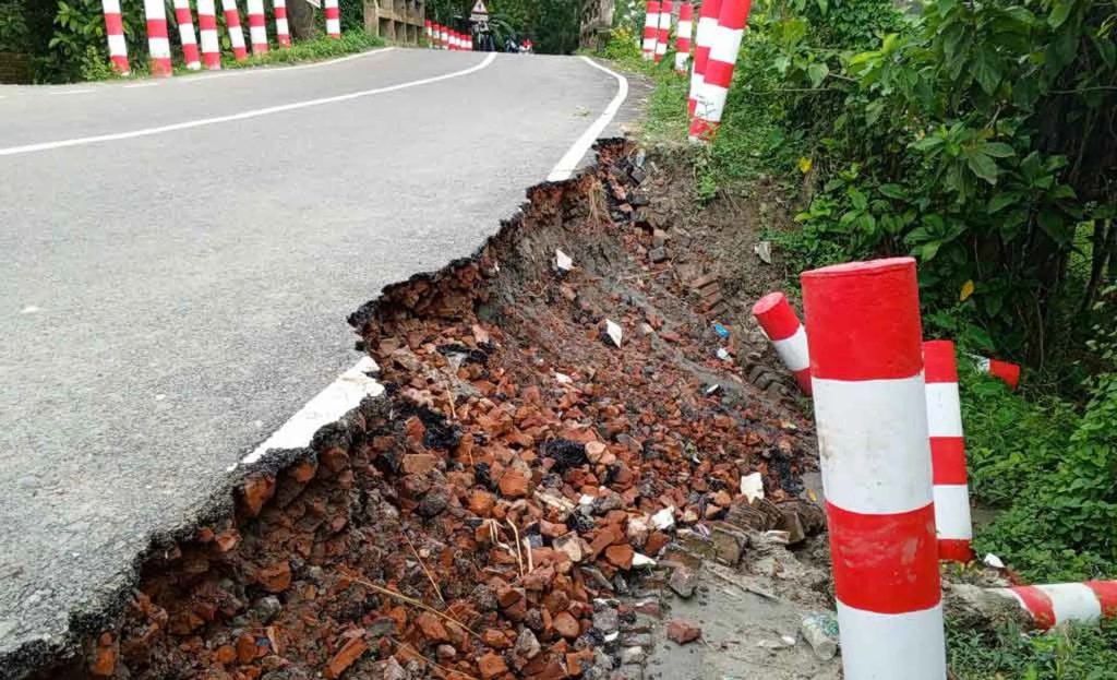 পটুয়াখালীতে ২৪ কোটি টাকার সড়ক ভেঙে পড়ল চার মাসেই