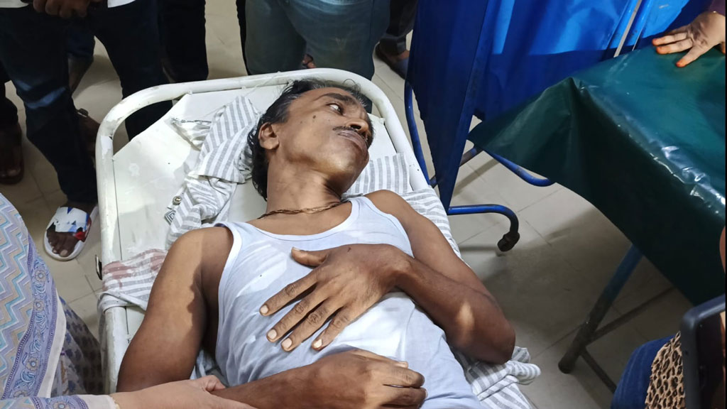 পিরোজপুরে প্রধান শিক্ষকের দুই পা ভেঙে দিয়েছে দুর্বৃত্তরা পিরোজপুরে প্রধান শিক্ষকের দুই পা ভেঙে দিয়েছে দুর্বৃত্তরা