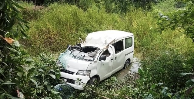 উজিরপুরে যাত্রী বোঝাই মাইক্রোবাস নিয়ন্ত্রণ হারিয়ে খা*দে, আ*হ*ত ৫