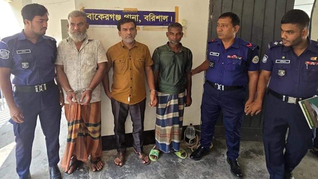 বাকেরগঞ্জে ডাকাত অপবাদ দিয়ে পিটিয়ে হত্যায় ৩ আসামি গ্রেপ্তার বাকেরগঞ্জে ডাকাত অপবাদ দিয়ে পিটিয়ে হত্যায় ৩ আসামি গ্রেপ্তার