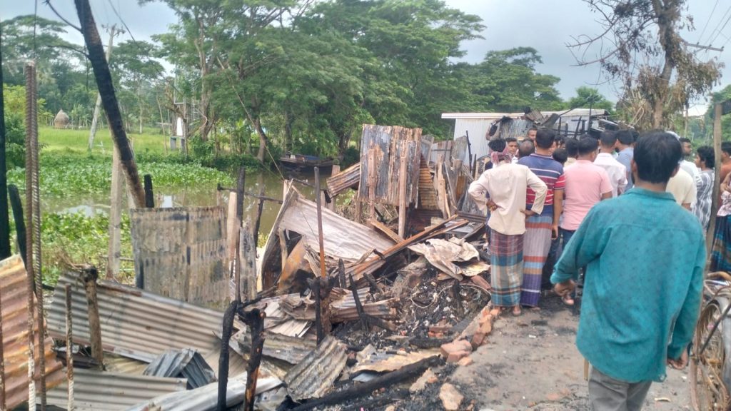 উজিরপুরে অগ্নিকাণ্ডে জামায়াত অফিসসহ ১০ দোকান পুড়ে ছাই