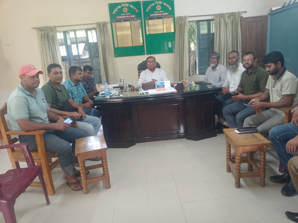 কলেজ’র সার্বিক বিষয় নিয়ে সাংবাদিকদের সাথে বাবুগঞ্জ ডিগ্রী কলেজের অধ্যক্ষের মতবিনিময়