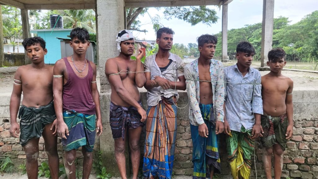হিজলার মেঘনায় মা ইলিশ রক্ষা অভিযানিক টিমের ওপর হামলা