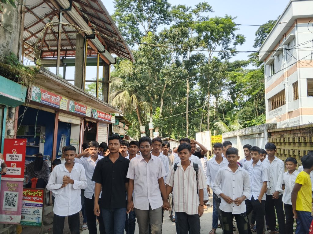 বাউফলে এক ছাত্রীকে কুপ্রস্তাবের অভিযোগে শিক্ষার্থীদের বিক্ষোভ, দোকানে তালা, আটক ১