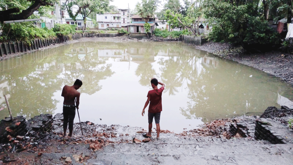 বরিশালে এলাকাবাসীর বাধায় শত বছরের পুরোনো পুকুর ভরাট বন্ধ