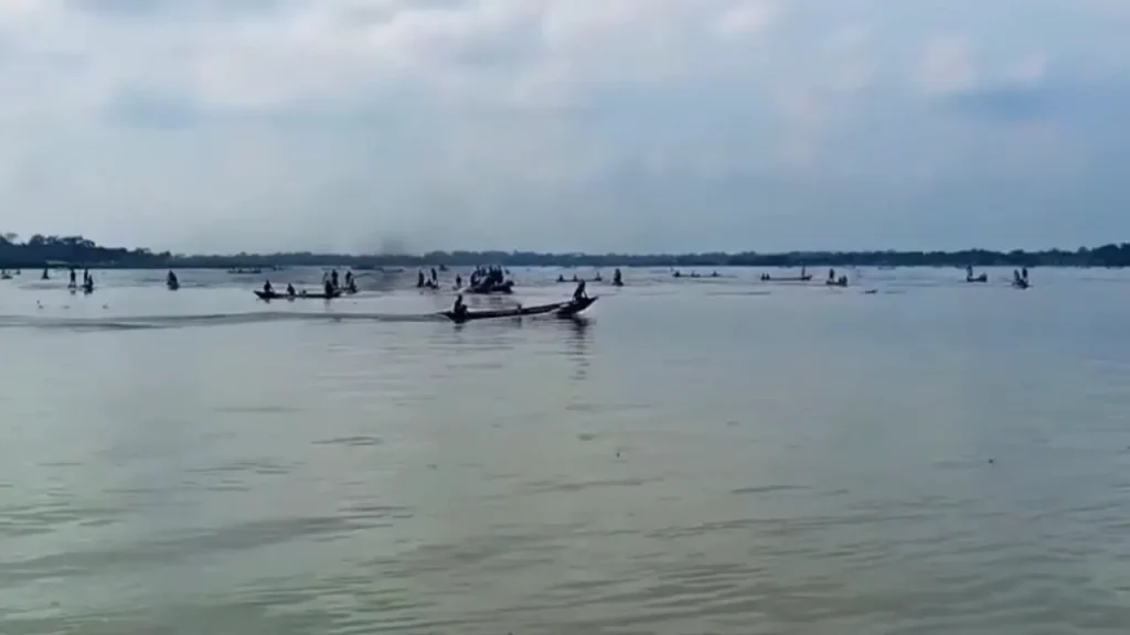 একদিকে অভিযানের ট্রলার, অন্যপাশে ‘ধুমধামে’ ইলিশ শিকার