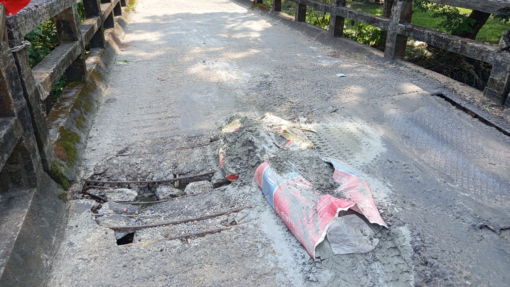নেছারাবাদে সেতুর রেলিং ও পাটাতন ভাঙা, বড় ধরনের দুর্ঘটনার আশঙ্কা