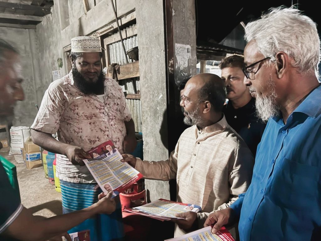 বরিশাল-২ আসনে মনোনয়ন প্রত্যাশী লায়ন আকতার হোসেন সেন্টুর ৩১ দফার লিফলেট বিতরণ ও ধানের শীষে ভোট প্রার্থণা