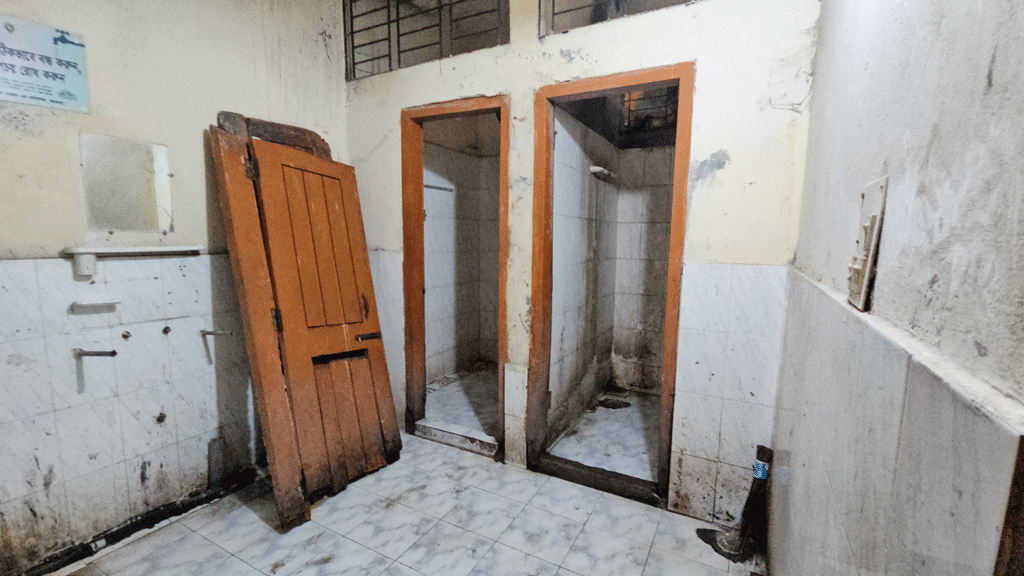 ভাঙা দরজা, পানি নেই; পাথরঘাটা হাসপাতালে টয়লেট ব্যবহার করতে হয় স্বজনদের পাহারায়