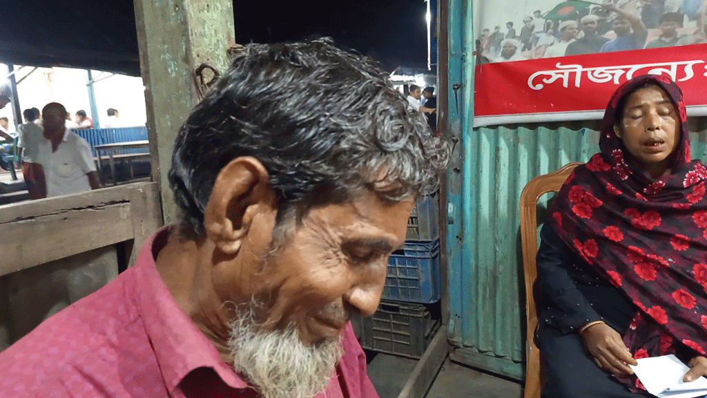 নেছারাবাদে কৌশলে জমি লিখে নিয়ে মা-বাবাকে বাড়িছাড়া করার অভিযোগ