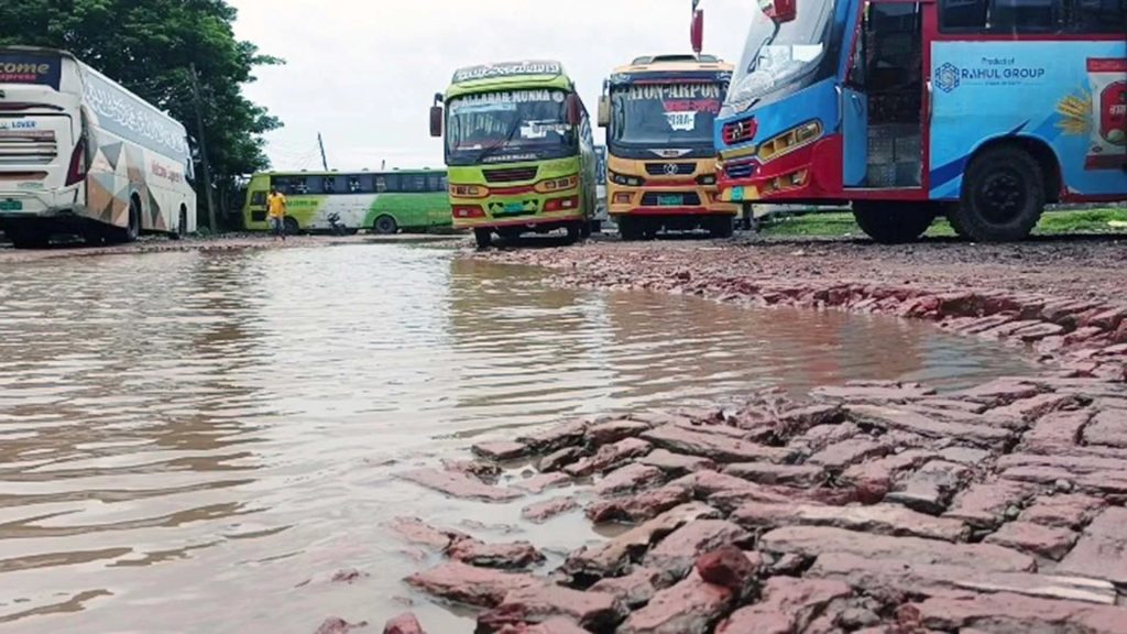খানাখন্দে ভরা পিরোজপুর কেন্দ্রীয় বাস টার্মিনাল, দুর্ভোগে হাজারো যাত্রী খানাখন্দে ভরা পিরোজপুর কেন্দ্রীয় বাস টার্মিনাল, দুর্ভোগে হাজারো যাত্রী