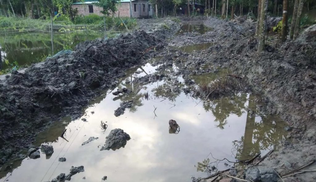 লালমোহনে বিআরডিবির জমিতে পৌরসভার সড়ক নির্মাণ! 